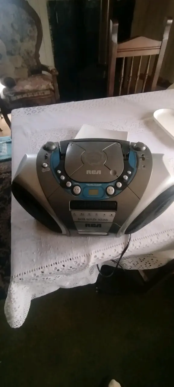 Radio portátil RCA con CD y cassette - 2