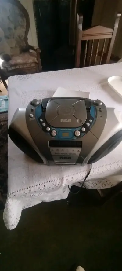 Radio portátil RCA con CD y cassette - miniatura 2