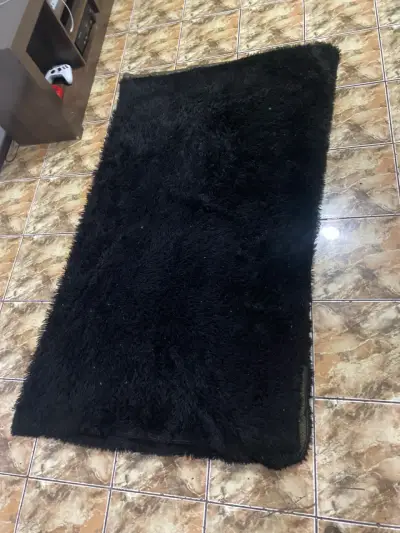 Alfombra negra peluda para sala - miniatura 1
