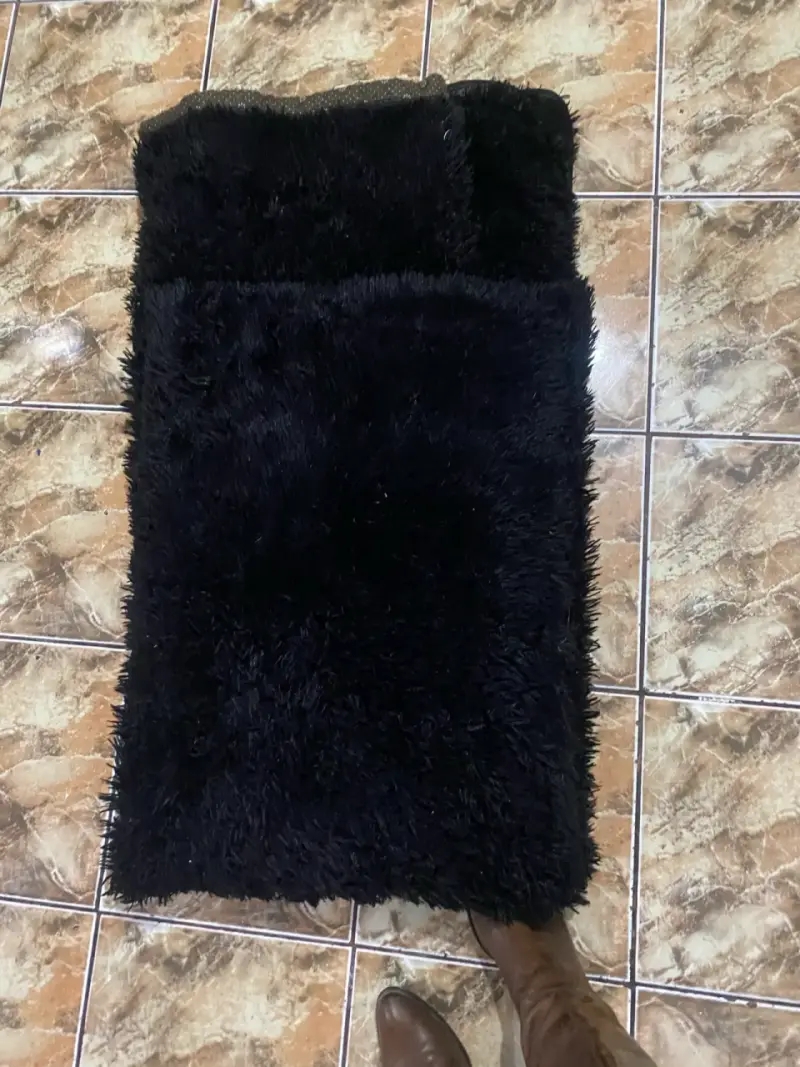 Alfombra negra peluda para sala - 2