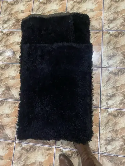 Alfombra negra peluda para sala - miniatura 2