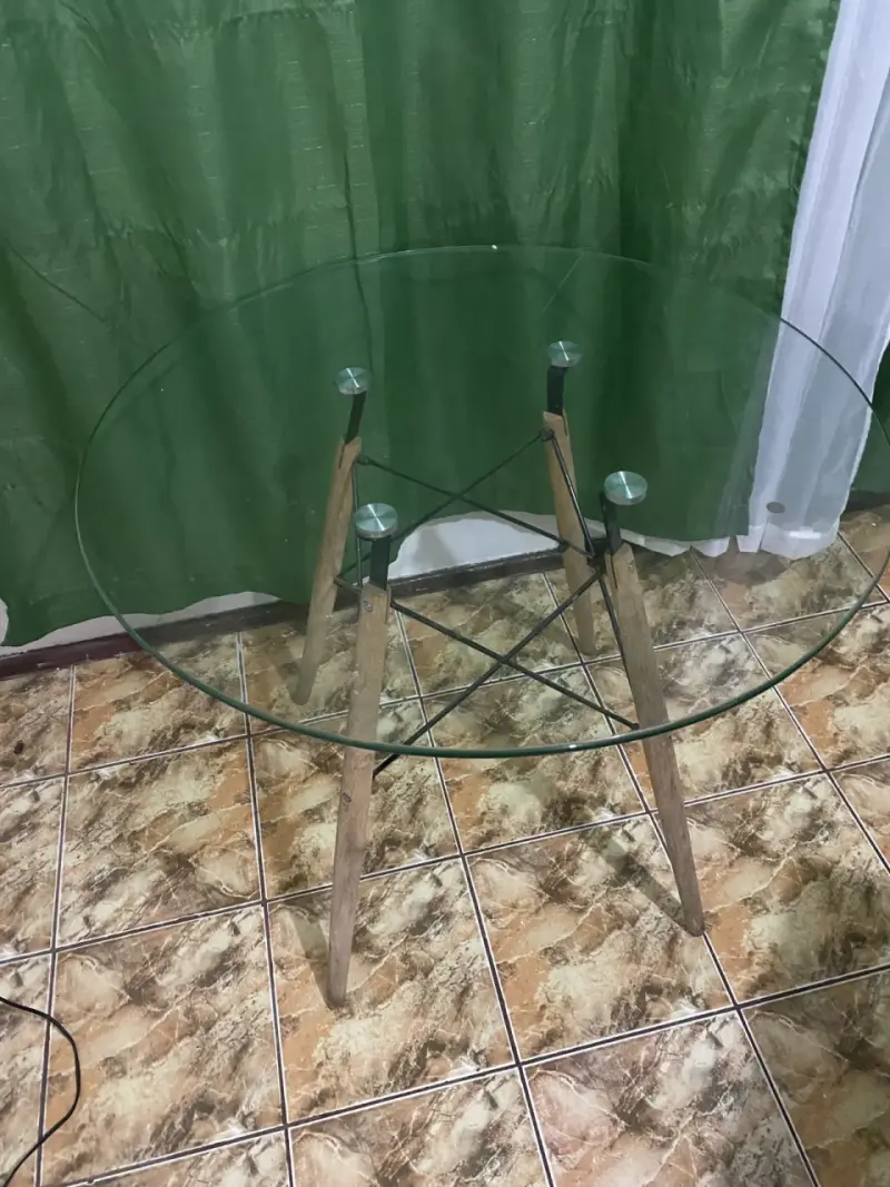 Mesa redonda de vidrio con patas de madera - 1