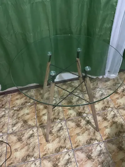 Mesa redonda de vidrio con patas de madera - miniatura 1