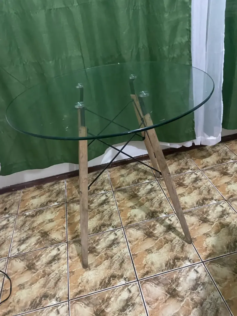 Mesa redonda de vidrio con patas de madera - 2