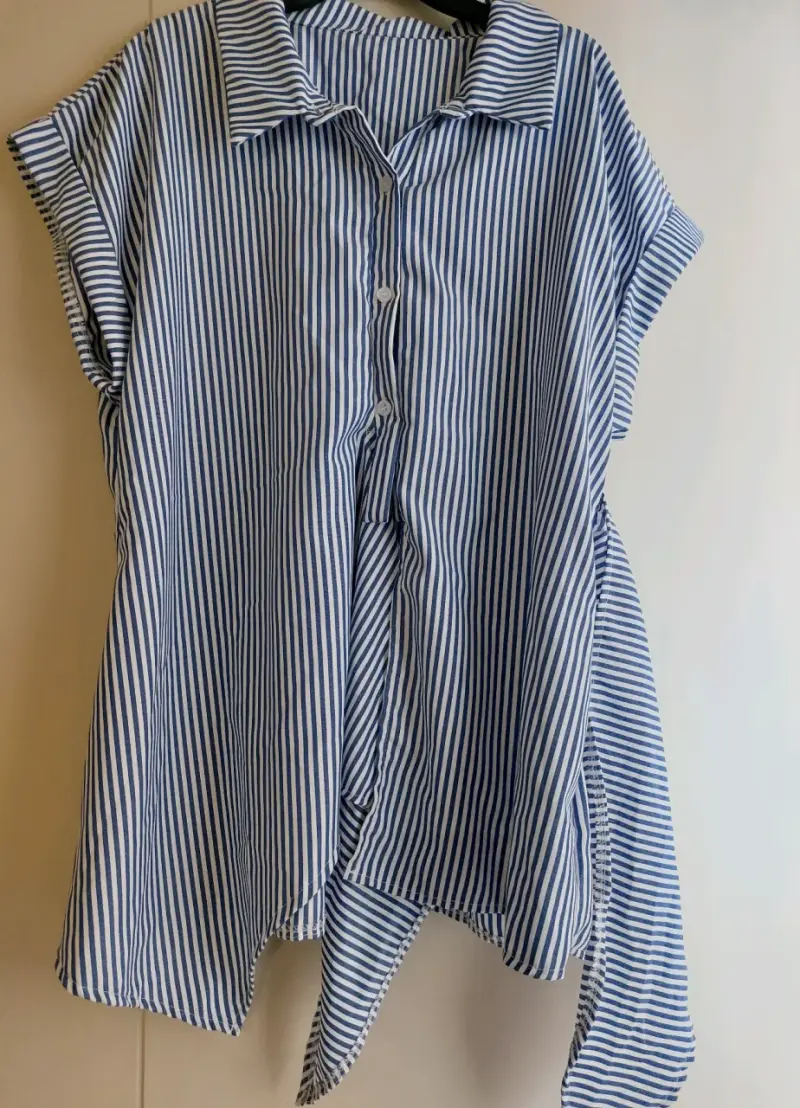 Blusa rayada azul y blanca para mujer