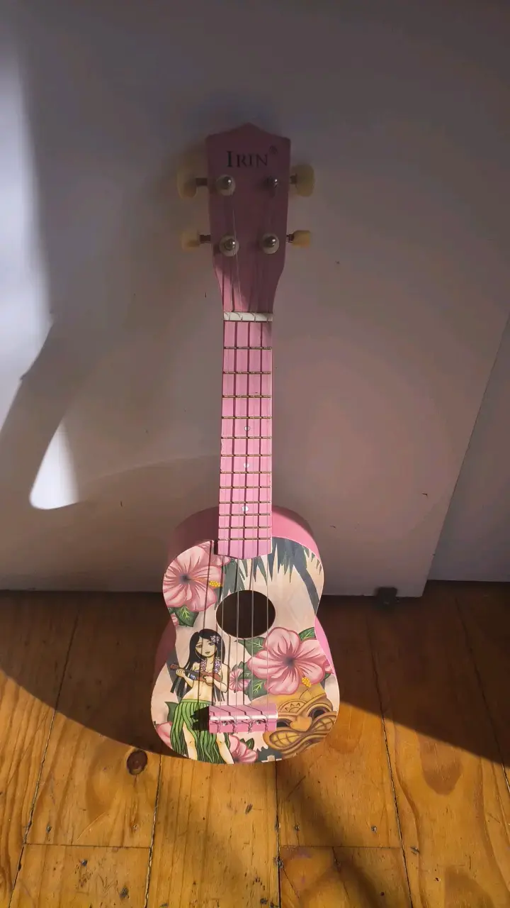 Ukulele IRIN rosa con diseño floral - 1