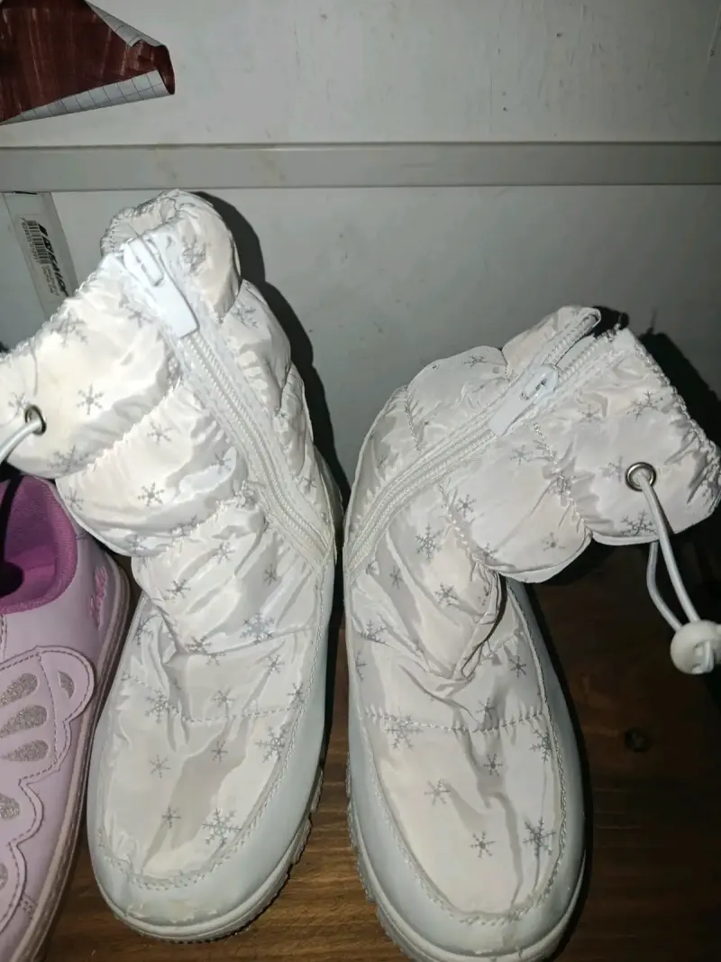 Botas de nieve blancas con diseño de copos - 1