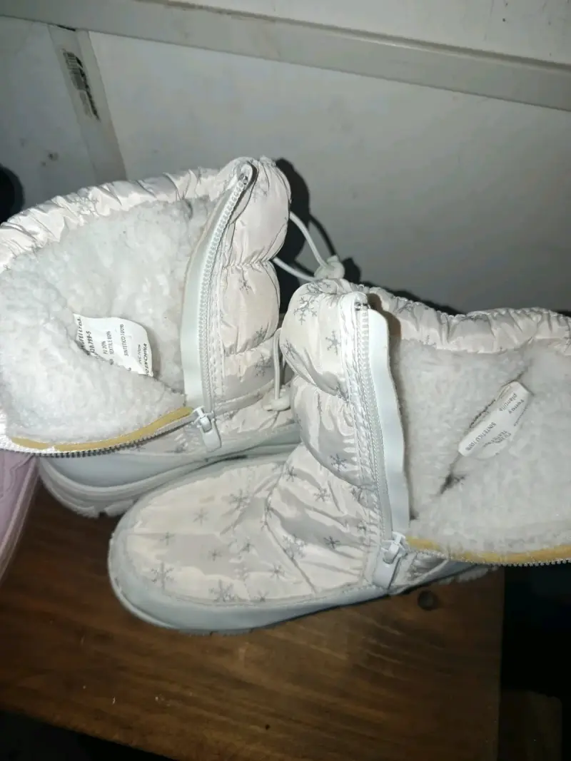 Botas de nieve blancas con diseño de copos - 2