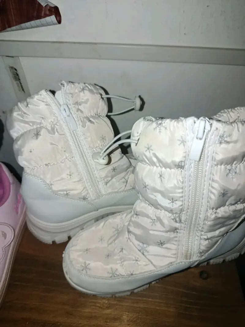 Botas de nieve blancas con diseño de copos - 3