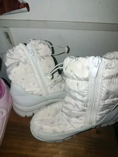 Botas de nieve blancas con diseño de copos - miniatura 3