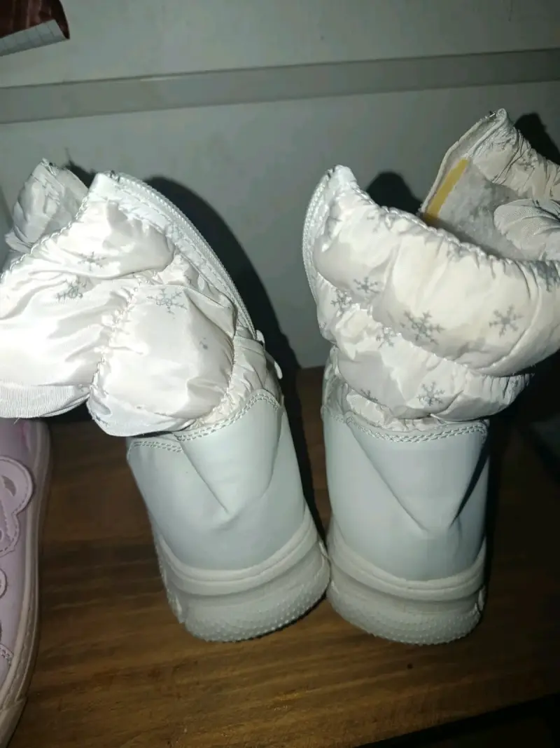 Botas de nieve blancas con diseño de copos - 4