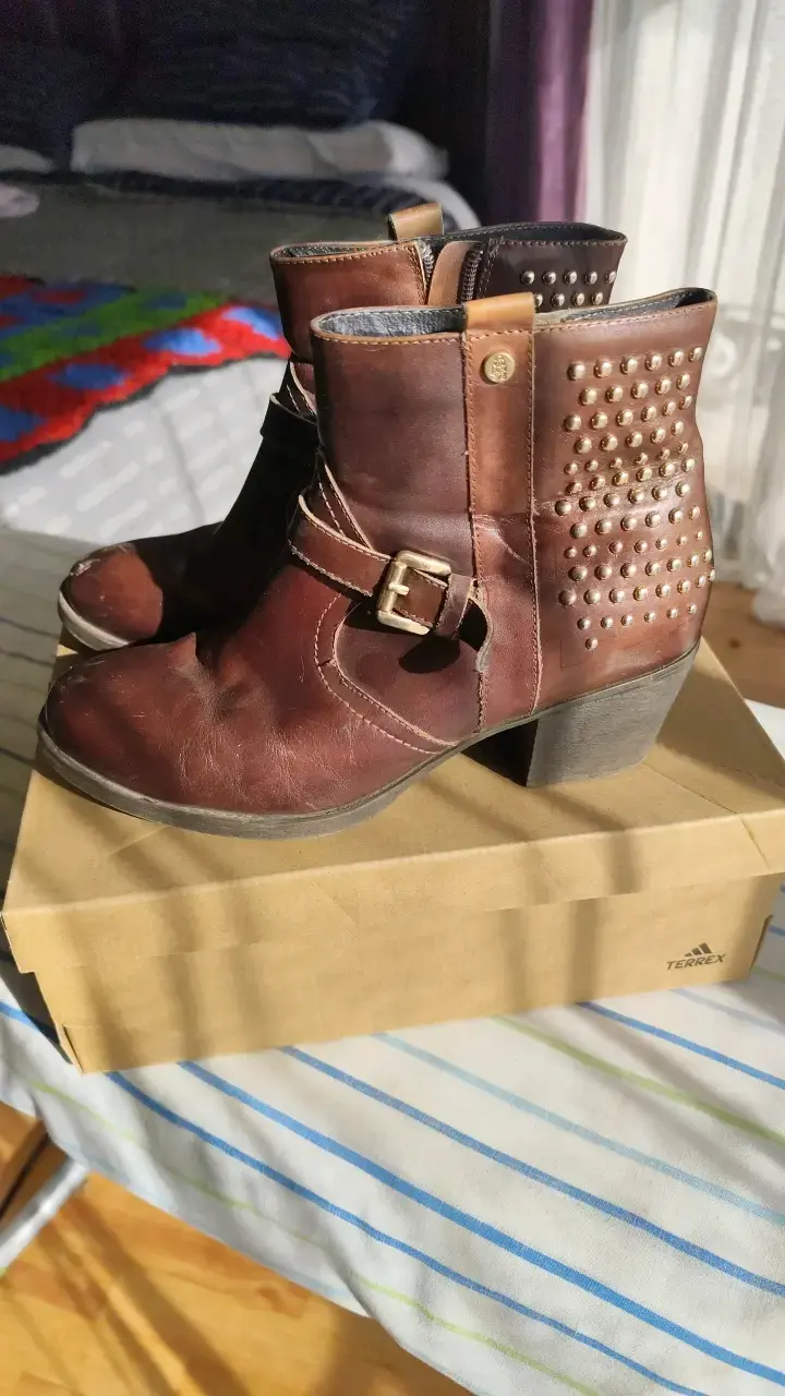 Botines de cuero marrón con tachas - 1