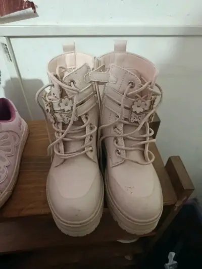 Botas beige con diseño floral para niña - miniatura 1