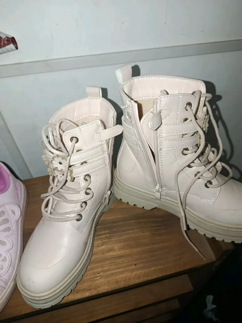 Botas beige con diseño floral para niña - 4