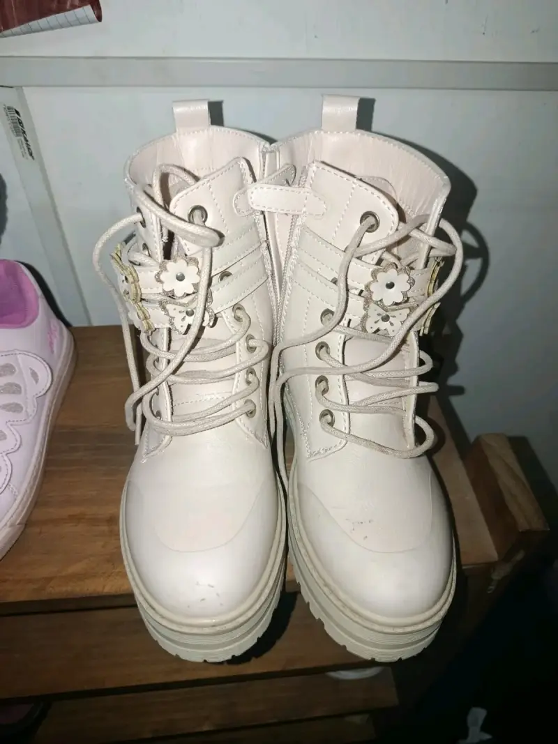 Botas beige con diseño floral para niña - 5