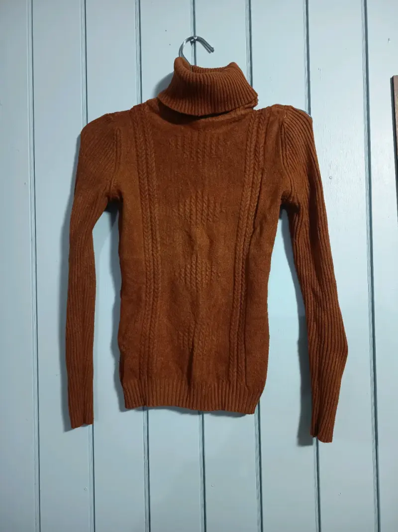 Suéter de lana marrón con cuello alto