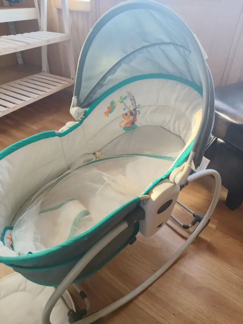 Cuna mecedora para bebé con dosel