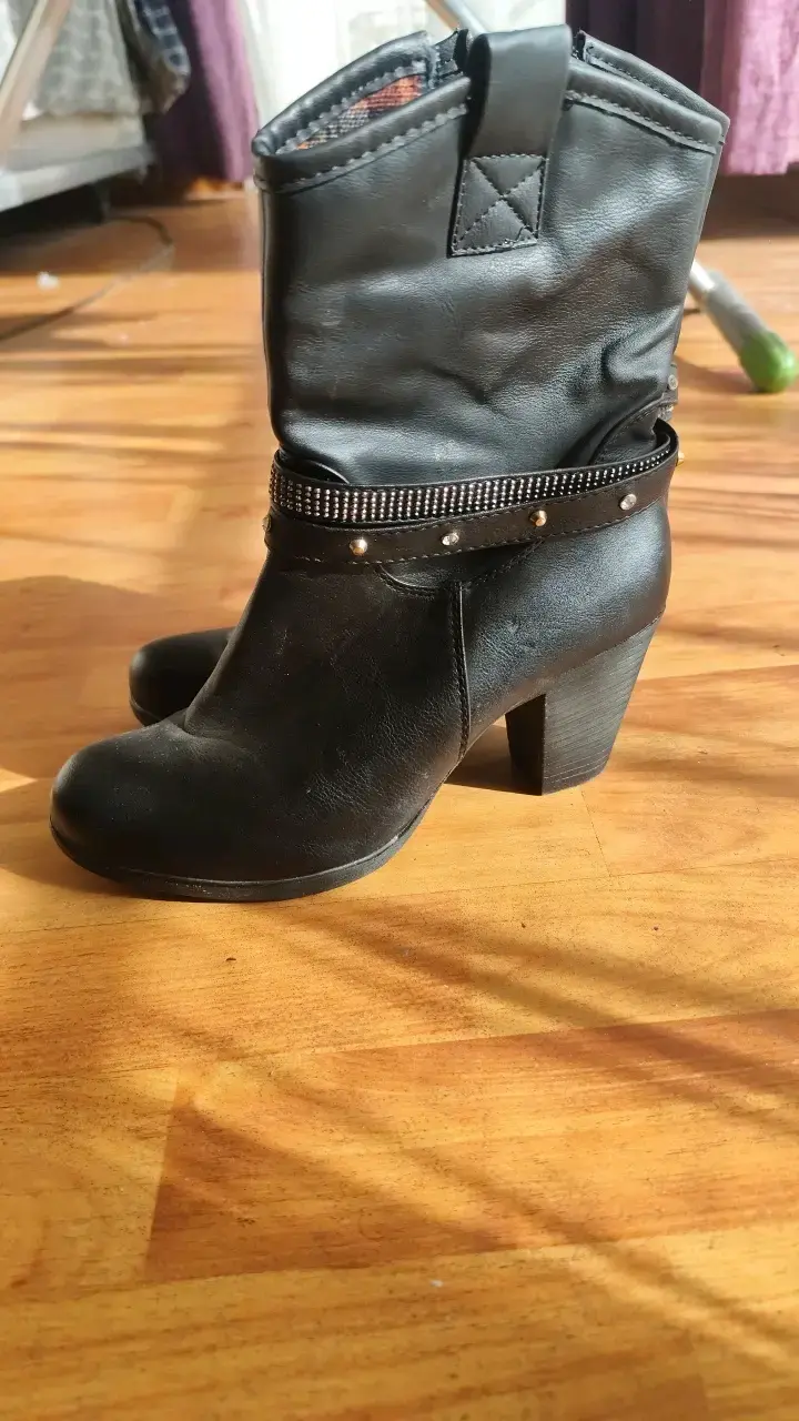 Botines negros de cuerina con tacón - 1