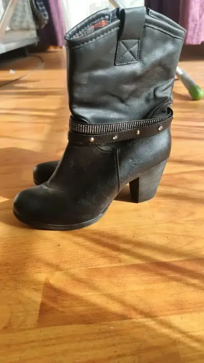 Botines negros de cuerina con tacón - miniatura 1