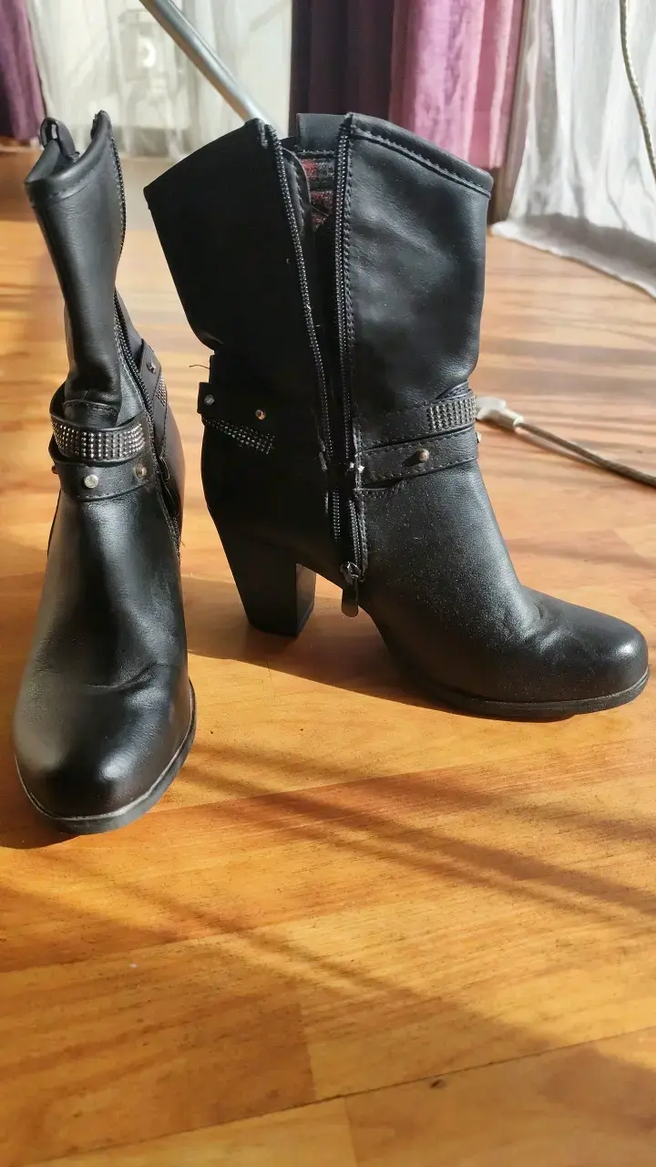 Botines negros de cuerina con tacón - 2