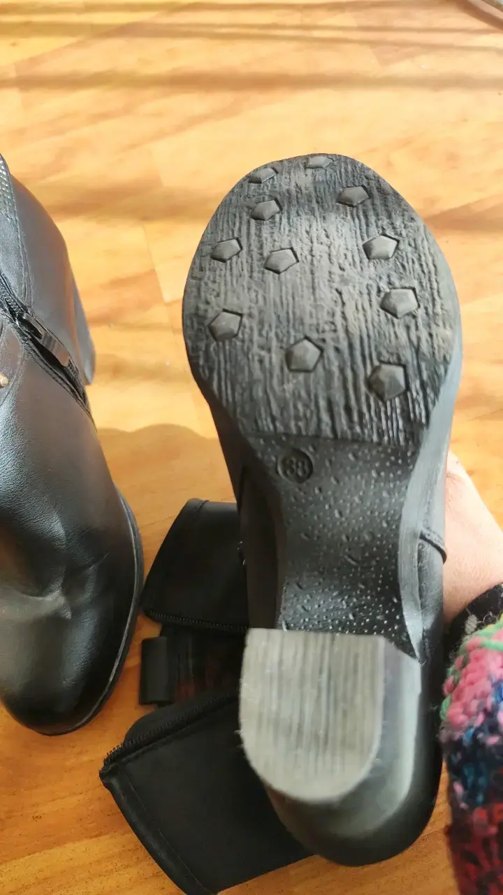 Botines negros de cuerina con tacón - 3