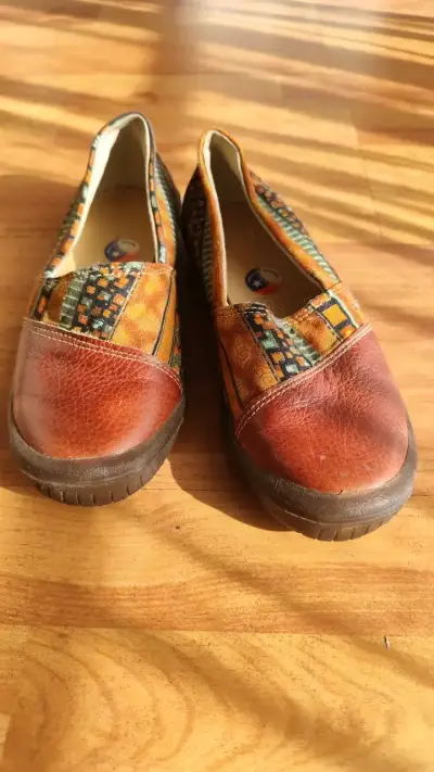 Zapatos planos de cuero y tela estampada - miniatura 1
