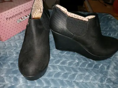 Botines negros con plataforma y diseño elegante - miniatura 1
