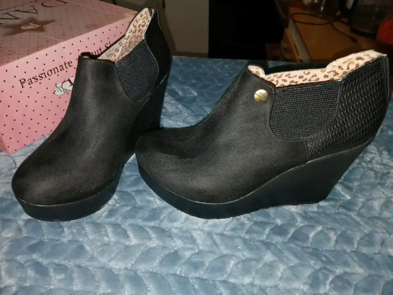 Botines negros con plataforma y diseño elegante - 2