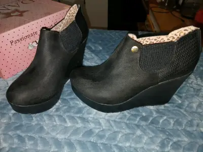 Botines negros con plataforma y diseño elegante - miniatura 2