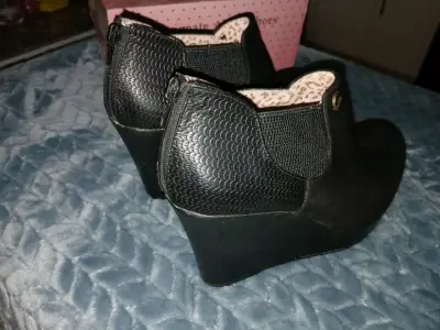 Botines negros con plataforma y diseño elegante - miniatura 3