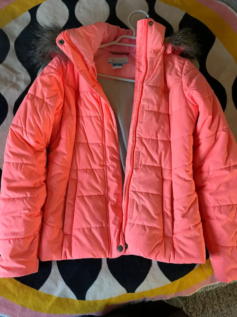Chaqueta Columbia rosada con capucha de piel - 1