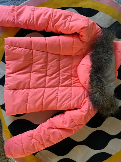 Chaqueta Columbia rosada con capucha de piel - miniatura 2