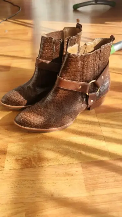 Botines de cuero marrón con textura - miniatura 1