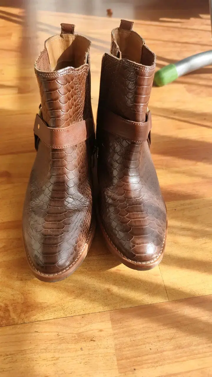 Botines de cuero marrón con textura - 2