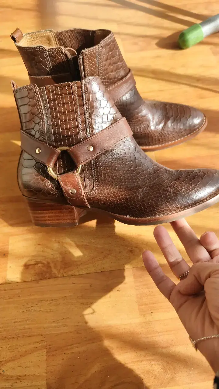 Botines de cuero marrón con textura - 3
