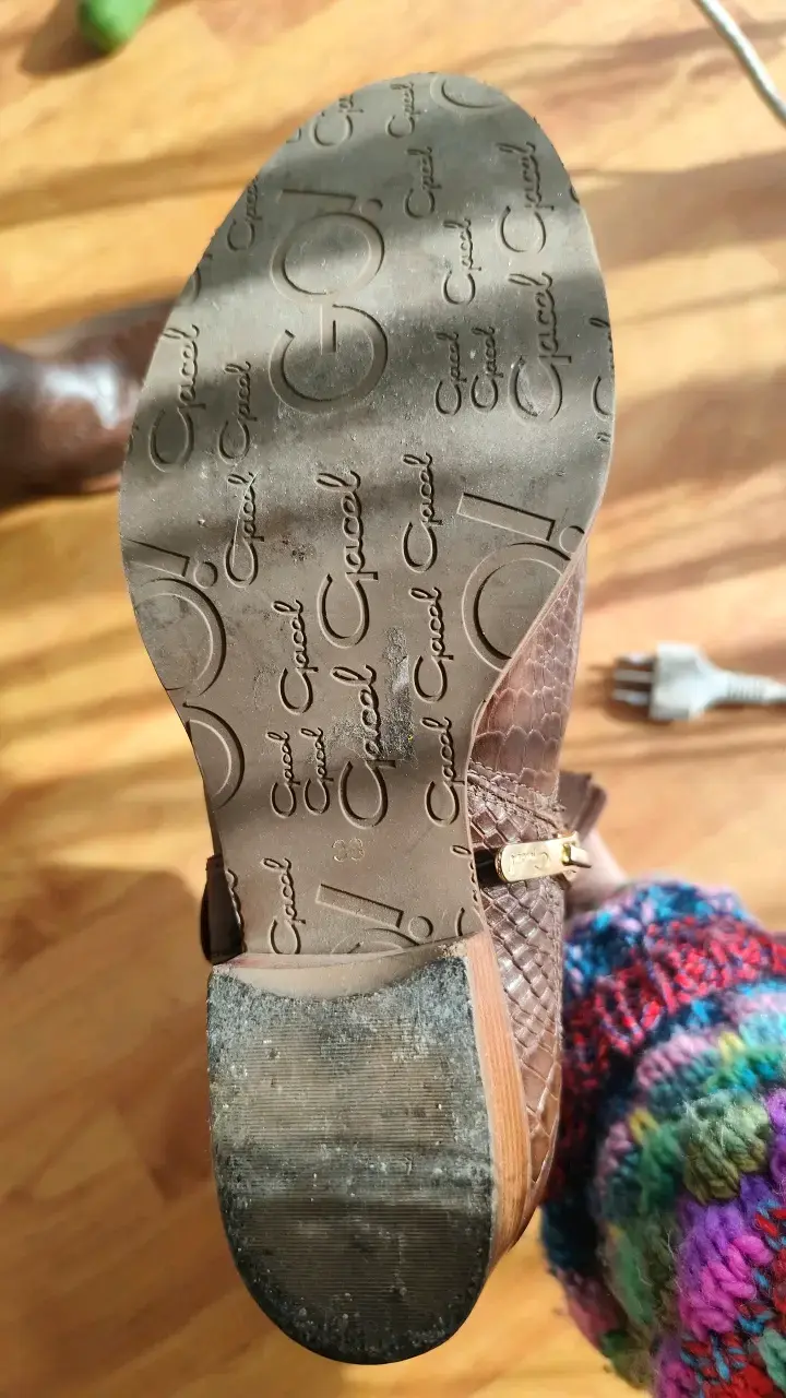 Botines de cuero marrón con textura - 4
