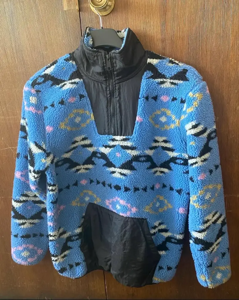 Polar fleece azul con diseño geométrico