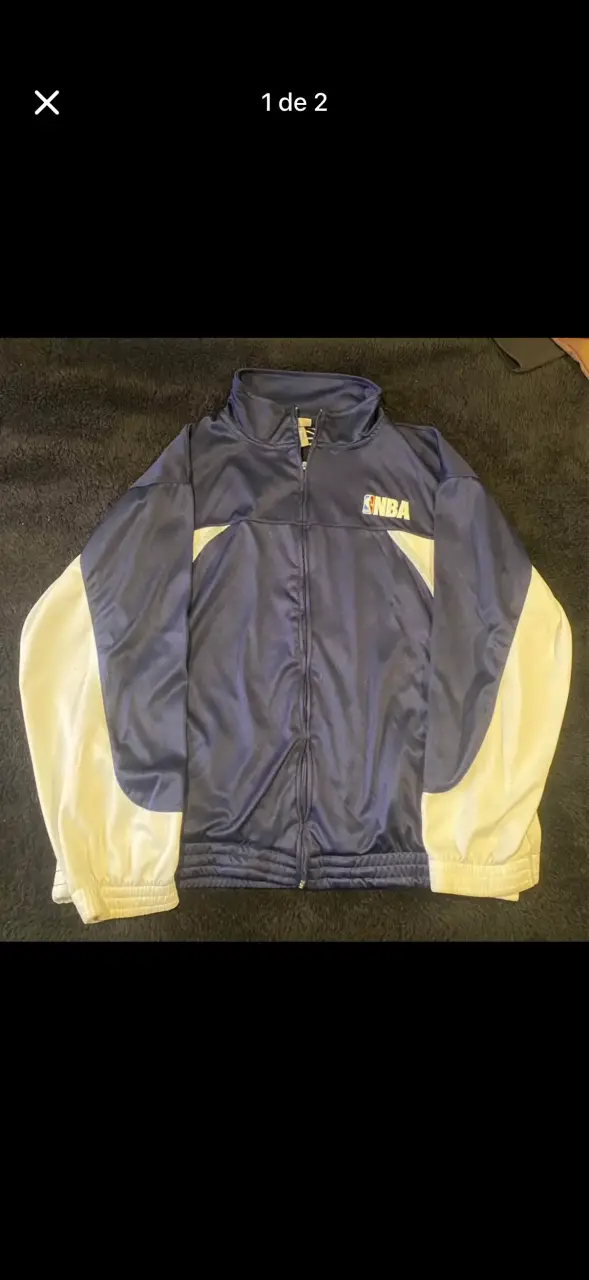 Chaqueta deportiva NBA azul y blanca