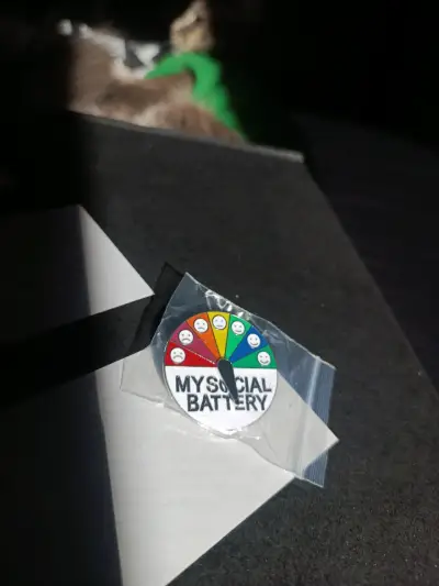 Pin divertido 'My Social Battery' - miniatura 1