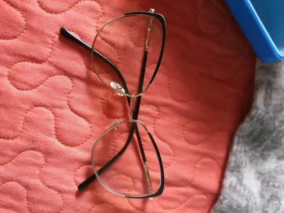 Marco de lentes dorado y negro - miniatura 1
