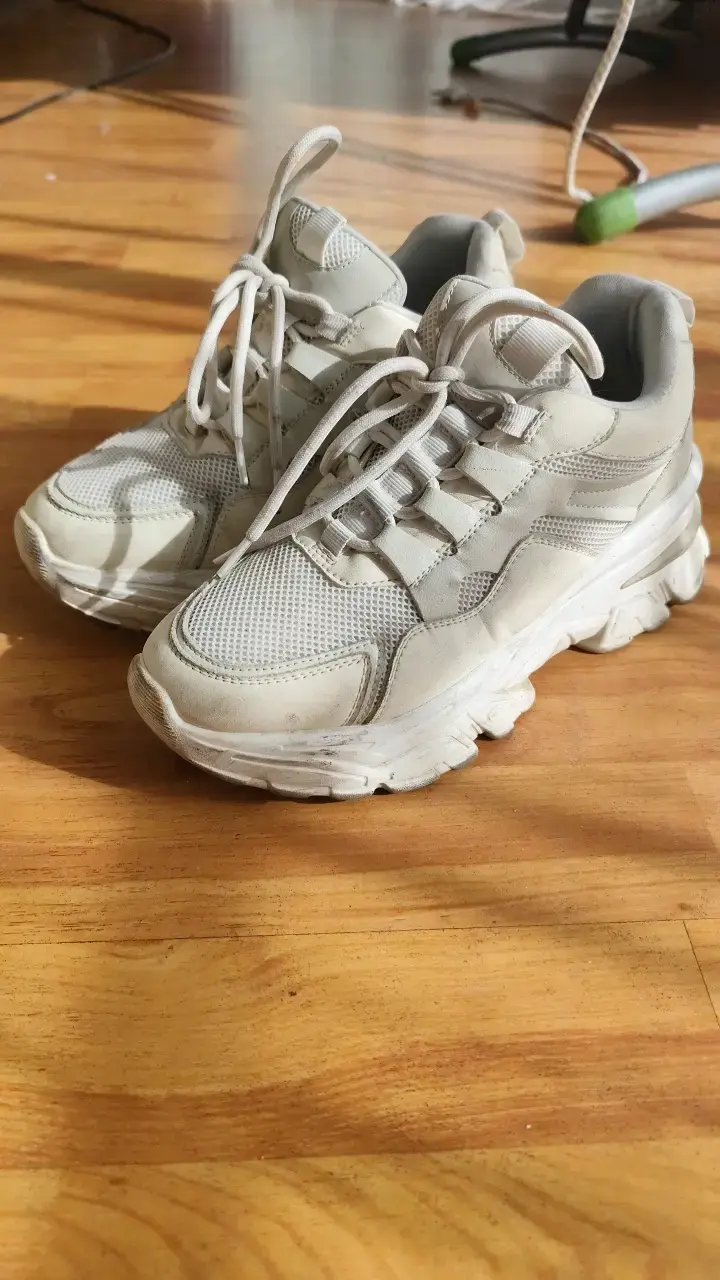 Zapatillas deportivas blancas unisex en buen estado - 1