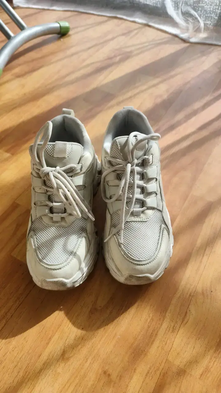 Zapatillas deportivas blancas unisex en buen estado - 2