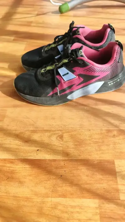 Zapatillas deportivas negras y rosadas para mujer - miniatura 1