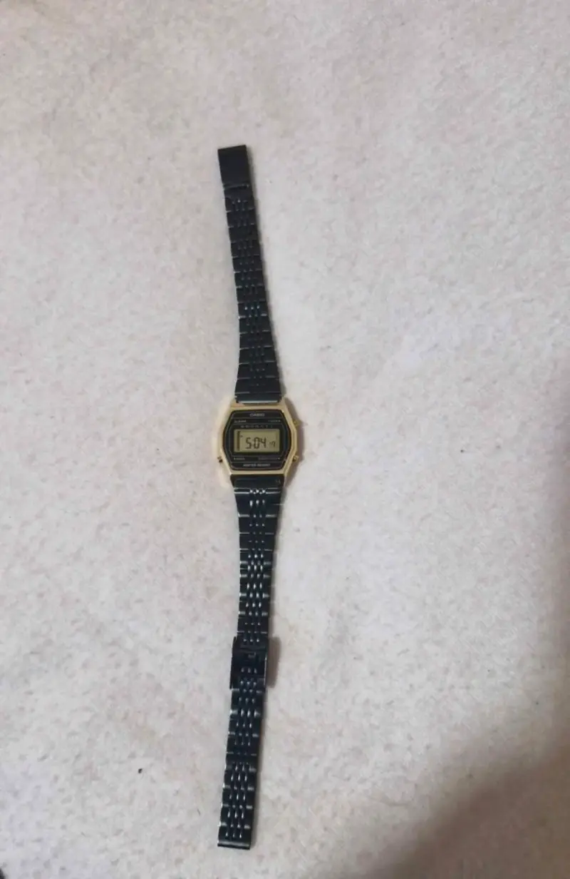 Reloj digital Casio vintage dorado y negro