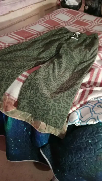 Pantalones verdes con estamdo animal print - miniatura 1
