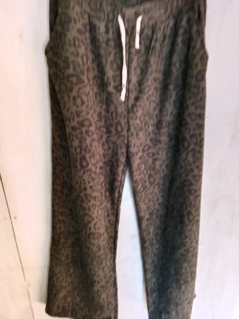 Pantalones verdes con estamdo animal print - 2