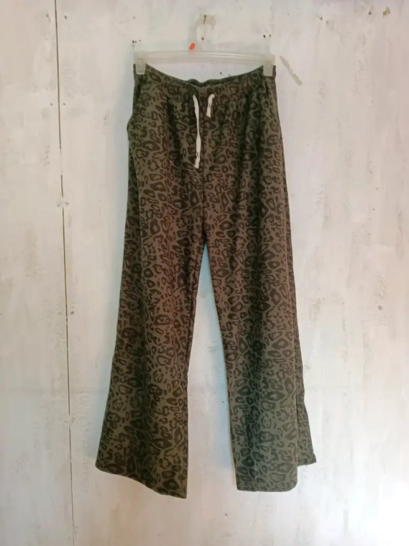 Pantalones verdes con estamdo animal print - 3