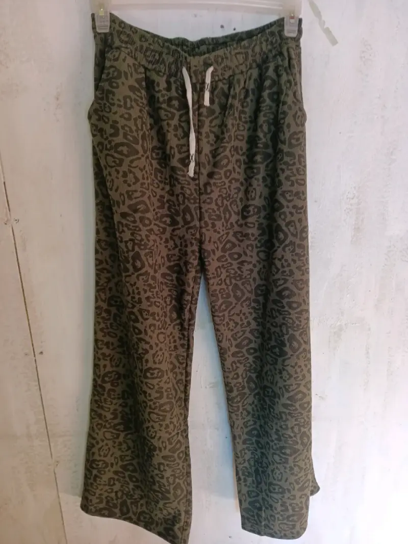 Pantalones verdes con estamdo animal print - 4