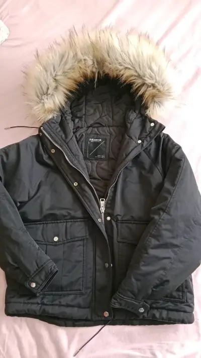 Parka negra Pull&Bear con capucha de piel - miniatura 1