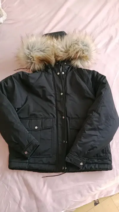 Parka negra Pull&Bear con capucha de piel - miniatura 2